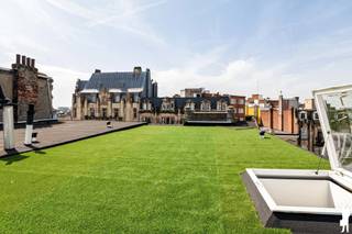 <p>Wonen in het <strong>hart van Antwerpen</strong>, met alles binnen handbereik. De <strong>Plantin en Moretuslei</strong> combineert stedelijke levendigheid met een uitstekende verbinding naar het centrum en de belangrijkste invalswegen. Winkels, horeca en <strong>openbaar vervoer</strong> liggen op wandelafstand, voor wie volop van de stad wil genieten.</p>
<p>Het appartement is volledig gerenoveerd in <strong>2026</strong> en bevindt zich in een verzorgd gebouw van vijf verdiepingen. Met <strong>95 m²</strong> biedt het een royale indeling: een indrukwekkende <strong>leefruimte van 41 m²</strong>, een moderne <strong>witte keuken</strong> met inductievuur, twee <strong>slaapkamers</strong> (11 en 11 m²) en een aparte <strong>bureau</strong> als thuiswerkplek of hobbyruimte. En dan is er nog de mogelijkheid tot een <strong>prachtig dakterras</strong>, met uitzicht over de stad.</p>
<p>De zuidgerichte gevel zorgt voor een warme, natuurlijke lichtinval die het interieur ten volle tot zijn recht laat komen. <strong>Nieuw parket</strong>, een wit-met-zwart kleurenpalet en een strakke keuken geven dit appartement een frisse en tijdloze uitstraling. Instapklaar, comfortabel en op een locatie waar de stad voor uw deur ligt.</p>