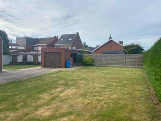 In een rustige, kindvriendelijke woonomgeving bevindt zich deze stevige gezinswoning op een royaal hoekperceel met een ruime tuin. Voor wie op zoek is naar een woning met potentieel en de kans wil grijpen om een thuis volledig naar eigen wensen en stijl vorm te geven, biedt dit pand een uitstekende opportuniteit.<br /><br />Hoewel de woning een renovatie of grondige modernisering vraagt, beschikt ze over een degelijke structuur, een functionele indeling en verrassend ruime leefvolumes. Hierdoor vormt ze de ideale basis voor een geslaagd renovatieproject.<br /><br />De ligging is bovendien bijzonder gunstig. Scholen, winkels, openbaar vervoer, het station en het centrum van Vijve bevinden zich op korte afstand, terwijl je toch geniet van de rust en het karakter van een aangename woonwijk.<br /><br />Indeling gelijkvloers:<br /><br />- Inkomhal met trap naar de verdieping<br />- Badkamer uitgerust met ligbad en lavabo<br />- Afzonderlijk toilet<br />- Ruime leefruimte met zit- en eetgedeelte<br />- Aparte keuken voorzien van kookplaat, oven, dampkap en vaatwasser<br />- Achterliggende aanbouw met mogelijkheden als extra leefruimte, bureau of hobbyruimte<br />- Droge kelder<br />- Praktische wasruimte<br /><br />Verdieping:<br />- Vier volwaardige slaapkamers<br />- Grote zolder bereikbaar via vaste trap, met potentieel voor extra kamers, een hobbyruimte of een thuiskantoor.<br /><br />Achteraan het perceel bevindt zich een garage voor één wagen met bijkomende opslagmogelijkheden. Daarnaast zijn er verschillende bijgebouwen en bergruimtes aanwezig.<br /><br />Pluspunten op een rij:<br /><br />✔ Ruim hoekperceel met grote tuin<br />✔ PVC-ramen met houtlook<br />✔ Dubbele beglazing<br />✔ Rolluiken<br />✔ Vier volwaardige slaapkamers<br />✔ Zolder met uitbreidingsmogelijkheden<br />✔ Centrale en vlot bereikbare ligging<br /><br />Met zijn solide constructie, ruime perceel en aantrekkelijke locatie biedt deze woning een uitstekende basis voor wie op zoek is naar een renovatieproject met toekomst. Ook voor investeerders kan dit pand interessant zijn met het oog op verhuur of wederverkoop.<br /><br />Een woning boordevol potentieel waar ruimte, ligging en mogelijkheden samenkomen. Maak een afspraak en ontdek zelf de troeven van dit eigendom.