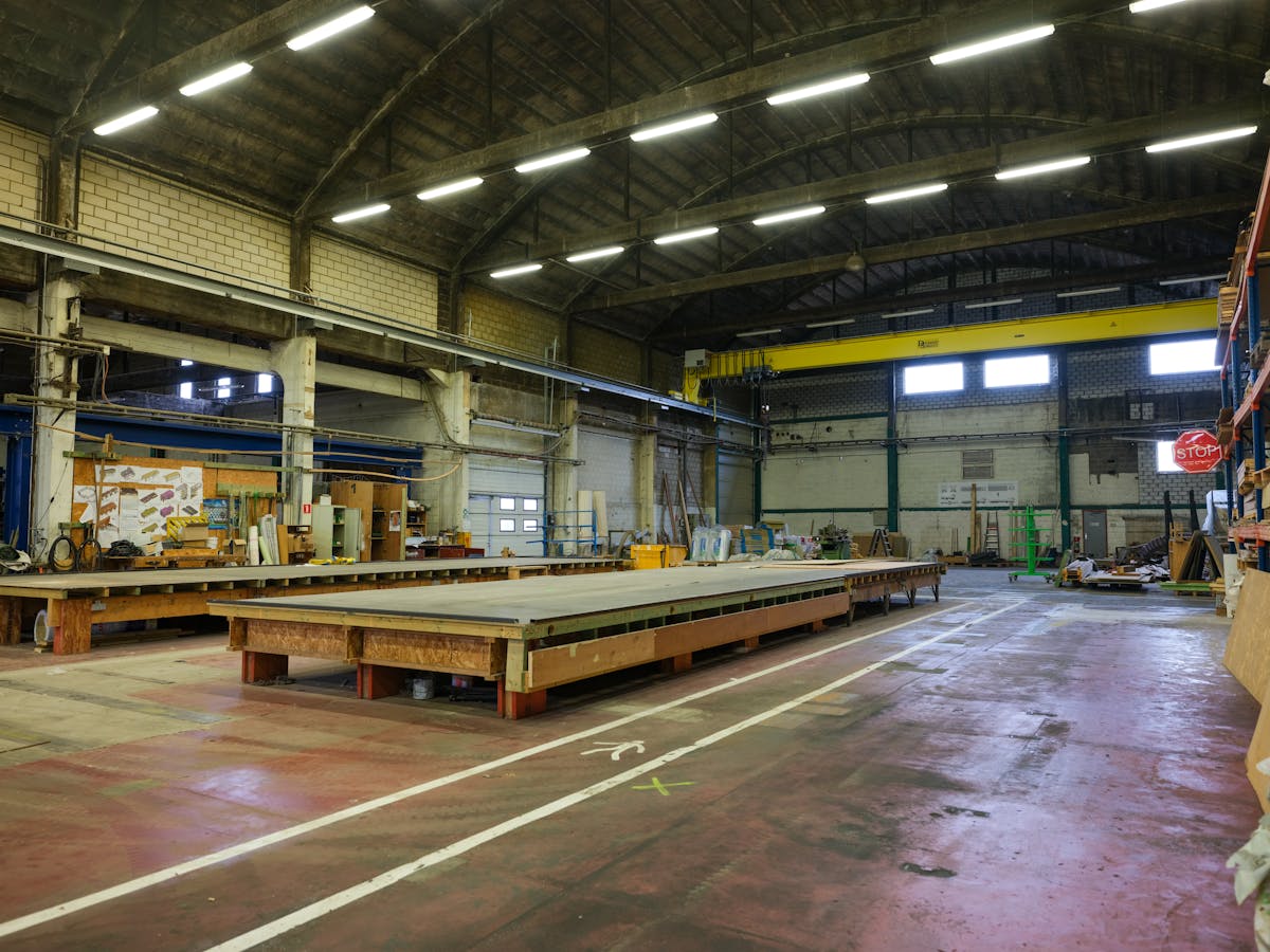 Industriële site gelegen op het kruispunt van R4 en N9 - foto 4