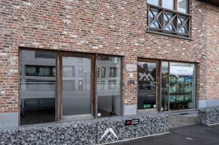 Ontdek deze ruime handelsruimte met een kantooroppervlakte van ca 221 m² en afzonderlijke garage van ca 31m², ideaal gelegen langs een vlot...