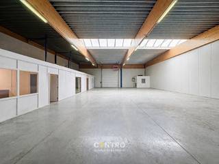<p><strong>OPSLAGRUIMTE</strong> <strong>(18 x 24m) </strong>op ambachtelijke zone te Oostkamp (Kampveld).<br /><strong>Geïntegreerde KANTOORRUIMTEN</strong>: afzonderlijk bureel, vergaderzaal/toonzaal en afsluitbare werkplaats.<br />Er is tevens <strong>een toilet en douche</strong> voorzien.<br /><br /><u><strong>AFWERKING MAGAZIJN</strong></u>:<br />Metalen constructie met gelamelleerde houten liggers, gepolierde betonvloer, geïsoleerd plat dak (steeldeck) met centrale lichtstraat, 1 elektrische sectionaalpoort (h: 4,2), vrije hoogte: 5m, 1 toilet + lavabo en douche.<br /><br /><u><strong>NUTSVOORZIENINGEN</strong></u>:<br />Elektriciteit (3 x 400V, drijfkracht), warme luchtblazer op aardgas, stadswater.<br /> </p>
<p><u><strong>LIGGING</strong></u>:<br />Op ambachtelijke zone te Oostkamp. ZEER vlot bereikbaar vanaf E40. (Vlabij afrit 9)! <br /><br /><u>* Bijzonderheden:</u><br />- De maandelijkse vergoeding is exclusief onroerende voorheffing (forfaitair vastgelegd op 1 maand huur) en btw (21%).<br />- Onze referentie op <strong>www.centro.be</strong>:<strong> P0027D</strong></p>