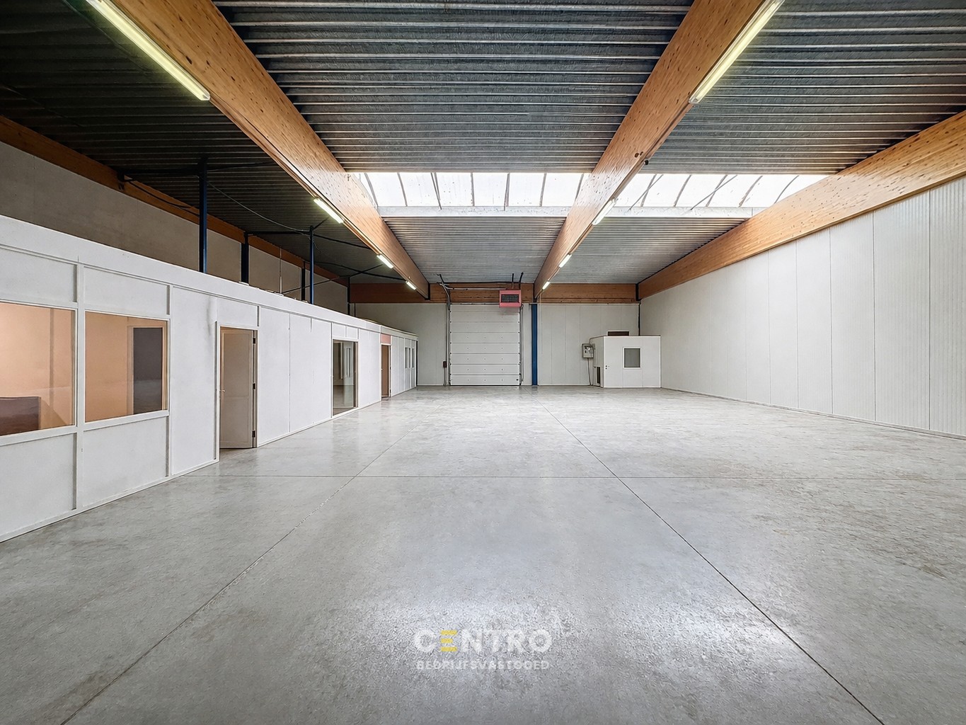 Geïsoleerde en verwarmde OPSLAGRUIMTE met KANTOREN (432m²) en hoge, elektrische sectionaalpoort. - photo 1