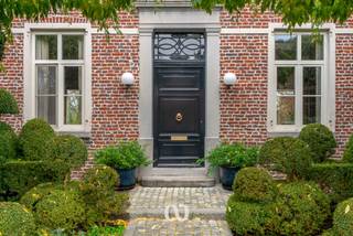 In Mater, waar landelijke rust en groen nog vanzelfsprekend zijn, verschuilt zich deze opmerkelijke villa op een privédomein van meer dan één...