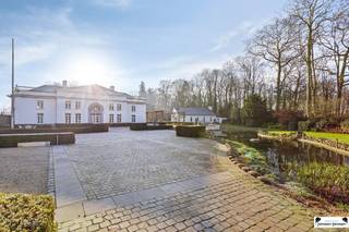 Neoclaccist castle villa 'Hof at Bodegem' located on the green outskirts of Brussels! This exceptional country house 'Hof in Bodegem' is situated on...