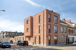 <p><span>Te huur: modern nieuwbouw appartement in Duffel, gelegen aan de Stationsstraat op de stadsrand en op wandelafstand van het treinstation.</span></p><p><br /></p><p><span>Dit lichtrijke appartement combineert wooncomfort met een praktische ligging. Dankzij de grote ramen geniet u van veel natuurlijke lichtinval. De nieuwbouwafwerking zorgt voor een frisse uitstraling en energiezuinige voorzieningen. Bovendien beschikt het appartement over een eigen parkeerplaats, wat een grote troef is in deze buurt.</span></p><p><br /></p><p><span><span></span>Interesse?</span></p><p><span>Druk op de knop &quot;Neem contact op&quot; daarna ontvangt u een mail. Gelieve de stappen in deze mail te volgen om u kandidaat te stellen.</span></p><p><br /></p><p><span>JOUW DROOMAPPARTEMENT. ZO GEVONDEN!</span></p>