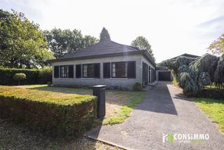 Bent u op zoek naar een woning op een <strong>bijzonder gegeerde locatie in Bokrijk</strong>, met veel ruimte én mogelijkheden om ze volledig naar eigen smaak vorm te geven? Deze vrijstaande woning aan de <strong>Aspergerijstraat 11 in Genk</strong> combineert een uitstekende ligging met een interessante indeling waarbij het belangrijkste woonprogramma zich reeds op het gelijkvloers bevindt. Met drie gelijkvloerse slaapkamers en een ruime zolderverdieping die verder kan worden ingericht, biedt deze woning heel wat potentieel voor zowel vandaag als de toekomst.<br /><br /><strong>Indeling</strong><br />Via de inkomhal betreden we de woning en bereiken we de woonkamer, met aansluitend de eetkamer en keuken. Verder beschikt het gelijkvloers over een praktische berging, een afzonderlijk toilet en de badkamer.<br /><br />Een belangrijke troef is dat er zich op het gelijkvloers maar liefst <strong>drie slaapkamers</strong> bevinden. Hierdoor kan de woning perfect functioneren als een gelijkvloerse woning, terwijl de bovenverdieping tegelijkertijd nog heel wat uitbreidingsmogelijkheden biedt.<br /><br />Via de vaste trap bereiken we namelijk de ruime zolderverdieping. Momenteel treffen we hier één grote kamer, die als vierde slaapkamer kan worden gebruikt, en bijkomende opslagruimte. Dankzij de beschikbare oppervlakte kan deze verdieping bij een renovatie volledig worden herbekeken en bijvoorbeeld worden ingericht met <strong>meerdere extra slaapkamers, een bureau, hobbyruimte of speelkamer</strong>. Ideaal voor wie vandaag gelijkvloers wil wonen, maar tegelijk voldoende ruimte en flexibiliteit voor de toekomst wenst.<br /><br />Daarnaast beschikt de woning over een praktische kelderberging.<br /><br />Buiten geniet u van een terras en een eigen tuin waar u in alle rust kunt vertoeven. Ook een afzonderlijke <strong>garagebox</strong> is aanwezig.<br /><br /><strong>Technische informatie</strong><br />De woning dient opgeknapt en energetisch gerenoveerd te worden, maar biedt juist daardoor bijzonder veel mogelijkheden om het geheel volledig af te stemmen op de eigen woonwensen en hedendaags comfort. Het pand beschikt momenteel over een <strong>EPC-label F</strong> en is onderhevig aan de renovatieverplichting. De combinatie van de bestaande gelijkvloerse indeling, de ruime zolderverdieping en het vrijstaande karakter vormt een uitstekende basis voor een grondige renovatie.<br /><br /><strong>Buurtinformatie</strong><br /><strong>De ligging in Bokrijk vormt zonder twijfel één van de absolute troeven van deze woning.</strong> De Aspergerijstraat is rustig gelegen in een bijzonder geliefde en groene omgeving van Genk, terwijl u tegelijkertijd geniet van een uitgebreid aanbod aan voorzieningen in de directe omgeving.<br />Voor natuurliefhebbers is de ligging bijzonder aantrekkelijk. Het uitgestrekte <strong>Domein Bokrijk</strong> ligt vlakbij en biedt tal van mogelijkheden om te wandelen, fietsen en ontspannen. Ook natuurgebied <strong>De Maten</strong> bevindt zich praktisch om de hoek. Daarnaast zijn er in de directe omgeving verschillende sport- en recreatiemogelijkheden aanwezig.<br /><br />Ook voor gezinnen is deze locatie bijzonder praktisch. <strong>Zowel basisonderwijs als secundair onderwijs bevinden zich op wandel- en fietsafstand</strong> en ook het openbaar vervoer is vlot bereikbaar. Dagelijkse verplaatsingen naar school, sport of andere activiteiten kunnen hierdoor gemakkelijk zonder wagen gebeuren.<br />Voor winkels en andere dagelijkse voorzieningen hoeft u evenmin ver te rijden. Langs de nabijgelegen <strong>Hasseltweg</strong> vindt u een ruim aanbod aan supermarkten, handelszaken, horeca en andere faciliteiten. Bovendien geniet u hier van een <strong>uitstekende verbinding richting Genk, Diepenbeek, Zonhoven en Hasselt</strong>, waardoor de woning ook voor woon-werkverkeer bijzonder gunstig gelegen is.<br /><br />Een bijzonder complete woonomgeving waar <strong>rust, natuur, onderwijs, sport en bereikbaarheid</strong> mooi samenkomen. U woont hier in het gegeerde Bokrijk, met alles wat een gezin dagelijks nodig heeft binnen handbereik en met prachtige natuur- en recreatiegebieden in de onmiddellijke omgeving.<br /><br />Bent u op zoek naar een <strong>vrijstaande woning met gelijkvloers wooncomfort én een topligging in Bokrijk</strong>?<br />Contacteer ons via <strong>089 69 30 01</strong> of <strong>info@consimmo.be</strong> voor meer informatie of een bezoek ter plaatse. <strong>Bekijk ook de virtuele tour op onze website </strong><strong>www.consimmo.be</strong><strong>.</strong>