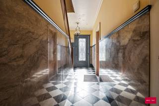 Bent u op zoek naar een renovatieproject met potentieel? Deze ruime woning biedt u de unieke kans om uw eigen droomhuis te creëren. Centraal...