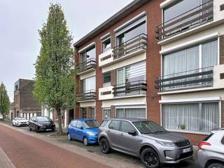 Dit ruime appartement op de eerste verdieping is ideaal gelegen in Hemiksem en combineert comfort met een vlotte bereikbaarheid naar...