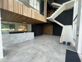 <span>BELANGRIJKSTE KENMERKEN</span><br /><span>- nieuwbouw magazijn met kantoor</span><br /><span>- 1.500m² magazijn (mogelijkheid totaal 3.000m² te huren)</span><br /><span>- gelijkvloers kantoor van 300m² en 260m² kantoor op verdiep 1</span><br /><span>- 10,50 m vrije hoogte (onder spant); 12m vrije hoogte (onder dak)</span><br /><span>- mogelijkheid tot gebruik van 1 los- laadkade</span><br /><span>- 1 gelijkvloerse poorten</span><br /><span>- op 5 km van de E19</span><br /><span>- onmiddellijk beschikbaar </span>