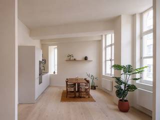 <strong>Stijlvol gerenoveerd duplexappartement met zonnig terras in het centrum van Gent</strong><br /><br /><em>Voor bezoekaanvragen: info@carloeggermont.be</em><br /><br />Dit lichtrijke duplexappartement maakt deel uit van een <strong>hoogwaardig renovatieproject</strong> in een authentiek hoekgebouw, <strong>strategisch gelegen</strong> tussen het Begijnhof en de Coupure, <strong>op wandelafstand van het historische stadscentrum van Gent.</strong><br /><br />Het appartement bevindt zich op de eerste en tweede verdieping van een <strong>kleinschalige residentie</strong> met slechts vier entiteiten. Dit zorgt voor een eenvoudige beheerstructuur, <strong>beperkte gemeenschappelijke lasten</strong> en een aangename woonomgeving.<br /><br />Met een <strong>bewoonbare oppervlakte van circa 117 m² </strong>, hoge plafonds en een <strong>zonnig westgericht terras van 11 m²</strong> geniet u hier van een bijzonder aangenaam wooncomfort. De hoogwaardige afwerking, met onder meer een stijlvolle <strong>Bulthaup-keuken</strong> en het <strong>karaktervolle houten gebinte</strong>, creëert een unieke combinatie van authenticiteit en hedendaagse elegantie.<br /><br />Het gebouw werd totaal <strong>gerenoveerd met bijzondere aandacht voor duurzaamheid en modern wooncomfort</strong>. Dankzij de kwalitatieve materialen en doorgedreven isolatie behaalt het appartement een <strong>gunstige EPC B-score.</strong><br /><br />De <strong>indeling is praktisch en doordacht</strong>. Op de eerste verdieping bevinden zich een inkomhal met vestiaire en gastentoilet, gevolgd door een royale leef- en eetruimte met open Bulthaup-keuken, die samen het hart van het appartement vormen. Op de tweede verdieping bevinden zich een ruime slaapkamer, twee compactere kamers die ideaal dienst kunnen doen als bureau, dressing of kinderkamer, een badkamer, een berging/wasplaats en de toegang tot het zonnige westgerichte terras.<br /><br />Daarnaast beschikt de residentie over een <strong>gemeenschappelijke fietsenberging.</strong><br /><br /><strong>Kortom, een uitzonderlijk renovatieproject op een toplocatie in Gent, gekenmerkt door zijn hoogwaardige afwerking, beperkte kostenstructuur en sterke prijs-kwaliteitsverhouding. Ideaal als eigen woning, tweede verblijf of investering.</strong><br /><em>(opmaak aandeel kosten opmeting en basisakte ten laste van de koper)</em>