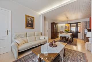 Voor meer info en foto’s, surf naar www.swevers.be – In de rustige en gegeerde Banneuxwijk in Hasselt bevindt zich deze goed onderhouden rijwoning met verrassend veel ruimte en mogelijkheden. Gelegen in een aangename zone 30 en op korte afstand van het stadscentrum, combineert deze woning een centrale ligging met rustig wooncomfort. De woning werd gebouwd in 1959, staat op een perceel van 1a 93ca en biedt een bewoonbare oppervlakte van 172 m². In 2023 werd het dak van de achterbouw nog geïsoleerd. Via de inkomhal bereikt u de lichtrijke leefruimte van meer dan 30 m², bestaande uit een gezellige woonkamer en eetkamer. Aansluitend bevindt zich de keuken van ongeveer 12 m² met toegang tot de veranda, die zorgt voor een aangename verbinding met de tuin. Achter de keuken bevindt zich een praktische aanbouw met berging en apart toilet. Op de eerste verdieping vindt u twee ruime slaapkamers van circa 15 m² en 13 m² en een badkamer. De tweede verdieping beschikt over een derde slaapkamer van bijna 15 m², een tweede badkamer en een extra zolderkamer die perfect kan dienen als bureau, hobbyruimte, speelkamer of logeerkamer. Verder beschikt de woning over een kelder van 13,79 m², een bijkomende zolderruimte van 14,29 m² en een vrijstaande garage van 17 m² die bereikbaar is via een doodlopend straatje achteraan het perceel. De zuidwestgerichte stadstuin geniet optimaal van de namiddag- en avondzon en vraagt weinig onderhoud. Scholen, winkels, openbaar vervoer en horeca bevinden zich op wandelafstand, terwijl de autosnelwegen vlot bereikbaar zijn. Een ideale gezinswoning met drie slaapkamers, twee badkamers, extra multifunctionele ruimte, garage en een uitstekende ligging in Hasselt. Voor meer informatie, bel 011 255 155. Bron bewoonbare oppervlakte: EPC – verslag.