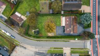 Zeer grote alleenstaande villa op een mooie ligging met tal van mogelijkheden, omvattende o.a.:• Inkomhal, Gastentoilet, Ruime leefruimte met open...