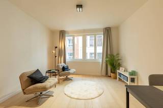Gerenoveerd beleggingspand met 5 vergunde appartementen
Interessant beleggingspand met 5 vergunde wooneenheden, volledig verhuurd en hoogwaardig gerenoveerd, op een uitzonderlijke ligging in het historisch centrum van Antwerpen.
Dit karaktervolle opbrengsteigendom is gelegen aan de Vlasmarkt 5, midden in het bruisende historische hart van Antwerpen. Het gebouw werd grondig en kwalitatief gerenoveerd en omvat vijf afzonderlijke éénslaapkamerappartementen van 50m².
Elk appartement beschikt over een aangename leefruimte, een ingerichte keuken, één slaapkamer en eigen sanitaire voorzieningen. De appartementen zijn bovendien uitgerust met airconditioning, wat zorgt voor extra wooncomfort.
De ligging is zonder meer een belangrijke troef. De Vlasmarkt bevindt zich midden in het historisch centrum van Antwerpen, op wandelafstand van de Grote Markt, de Scheldekaaien, winkels, horeca en tal van culturele trekpleisters. Ook het openbaar vervoer en de belangrijkste verbindingen doorheen de stad zijn vlot bereikbaar.
Opbrengsteigendom:
5 vergunde wooneenheden van 50m²
hoogwaardig gerenoveerd
energiezuinig
airco in de appartementen
AAA-ligging
huidige huurinkomsten 59.000,00 EUR/jr
makelaars gelieve zich te onthouden
verkoopsprijs: 1.275.000,00EUR
Voor meer informatie of een bezichtiging:
dennis@topwerf.be - 0496 95 10 00