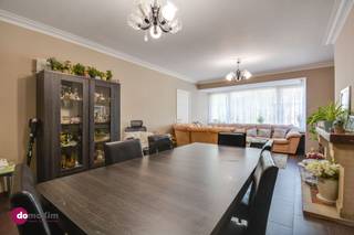 <p><span>Ruim 3-slaapkamerappartement met parking op toplocatie vlak bij Brussel</span></p><p><span>Ben je op zoek naar een ruim appartement op een uitstekende locatie, vlak bij het groen van het Koning Boudewijnpark en het Koninklijk Domein van Laken? Dan is dit appartement zeker een bezoek waard!</span></p><p><span>Dit verzorgde appartement bevindt zich op de tweede verdieping van een kleinschalige residentie en is momenteel verhuurd, wat het ook interessant maakt als investering.</span></p><p><span>Via de inkomhal kom je terecht in de ruime en lichtrijke leefruimte. Aansluitend bevindt zich de volledig geïnstalleerde keuken. Verder beschikt het appartement over drie volwaardige slaapkamers, een apart gastentoilet en een badkamer uitgerust met een ligbad en wastafel.</span></p><p><span>Je fiets stal je veilig in de gemeenschappelijke fietsenberging en bovendien beschik je over een private parkeerplaats.</span></p><p><span>De ligging is een absolute troef. Je woont op een steenworp van Brussel, omringd door groen en met een vlotte verbinding naar de E19, E40 en E314. Winkels, scholen, restaurants en openbaar vervoer bevinden zich bovendien op wandelafstand.</span></p><p><span>Op zoek naar een ruime gezinswoning of interessante investering op een strategische locatie? Contacteer ons vandaag nog voor een bezoek!</span></p><p><span>015 20 36 00<br />info@domoxim.be</span></p>
