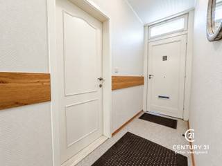 <h2>Charmante woning met verrassend veel potentieel in hartje Oud-Turnhout</h2>
<p>In het absolute hart van Oud-Turnhout, op letterlijk een steenworp van het gezellige dorpsplein, vindt u deze op te frissen/te renoveren woning met verrassend veel ruimte en mogelijkheden. Horeca, winkels, apotheek en tal van andere voorzieningen bevinden zich vlakbij, waardoor u hier geniet van een bijzonder centrale en praktische ligging.</p>
<p>Achter de inkomhal bevindt zich een handige berging. Vervolgens komt u in de gezellige woonkamer, die in directe verbinding staat met de open keuken. De badkamer is uitgerust met een douche in bad en beschikt over aansluitingen voor wasmachine en droogkast, gecombineerd met voldoende praktische bergruimte. Daarnaast is er een apart toilet.</p>
<p>Vanuit de woonkamer bereikt u de slaapverdieping. Hier bevinden zich twee ruime slaapkamers, waarvan één toegang geeft tot de geïsoleerde zolderverdieping. Deze extra verdieping biedt heel wat mogelijkheden en kan verder worden ingericht als bijkomende (slaap)kamer(s), hobbyruimte, thuiskantoor of een combinatie hiervan.</p>
<p>Via de keuken komt u op het gezellige overdekte terras, dat op zijn beurt toegang geeft tot de verzorgde en volledig omheinde stadstuin. De tuin combineert een verhard gedeelte met een aangename graszone en biedt verschillende plekjes om een terras of gezellige zithoek te creëren.</p>
<p>Als kers op de taart beschikt de tuin over een praktisch en degelijk tuinhuis, ideaal voor fietsen, tuingereedschap en extra opslag.</p>
<p>Kortom: een charmante woning die met de nodige opfrissing en renovatie kan worden omgetoverd tot een bijzonder fijne thuis. De centrale ligging, twee ruime slaapkamers, bruikbare zolderverdieping en aangename stadstuin maken dit tot een woning met heel wat potentieel in het centrum van Oud-Turnhout.</p>