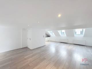 BRUSSELS-CENTER – Between the Grand-Place and Manneken Pis, near Central Station, close to many shops and transport, duplex apartment of approx. 100m² living space. On the 3rd floor, it consists of an entrance hall with separate toilet and washbasin, a spacious living room of approx. 45.5m² with a fully equipped open-plan kitchen (oven, hob, extractor hood, fridge/freezer, dishwasher), a bedroom of approx. 11m², a bathroom (bathtub, double vanity), and a technical room with machine connections. On the 4th floor, a master bedroom of approx. 17.5m². Cellar included. The living room and both bedrooms are equipped with air conditioning. Provision for charges of 70€/month (common areas). EPC D- ! Available immediately ! Measurements given for information purposes only.