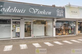 <strong>ZEER CENTRAAL GELEGEN HANDELSRUIMTE TE PELT (NEERPELT) MET PARKING VOOR DE DEUR! Deze handelsruimte met een oppervlakte van ca.90m² gelegen te Kempenplein in Pelt (Neerpelt) is uiterst geschikt als winkel of kantoorruimte en gelegen op een toplocatie.<br /><br />EXTRA TROEVEN: </strong><br />- Handelspand met meerdere mogelijkheden<br />- Gegeerde locatie op het kempenplein<br /><br /><strong>EPC: </strong>Label E met certificaatnummer 20260204-0003791351-KNR-1<br /><br /><strong>Stedenbouwkundige Inlichtingen: </strong><br />Bouwvergunning - Woongebied - Geen dagvaarding - Voorkooprecht – Geen verkavelingsvergunning<br /><br /><strong>O-peil: </strong>Niet overstromingsgevoelig<br /><br /><strong>Benieuwd naar deze kantoorruimte?<br />Wenst U advies omtrent uw eigen woning? Graag plannen wij vrijblijvend met U een afspraak in om onze expertise met U te delen, steeds tot Uw dienst!<br />Neem contact op met IDEALIS VASTGOED op 011/515 565 of mail naar info@idealisvastgoed.be!</strong><br />