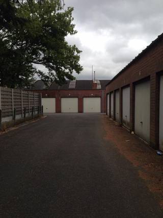 Garagebox - in woonwijk gelegen. Garage is geschikt voor het plaatsen van materiaal of een voertuig. Geen 100% geschiktheid voor het plaatsen van meubels.