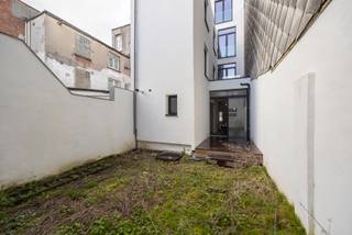 Locatie
Op zoek naar een instapklaar gelijkvloers appartement met tuin of een interessante investering op een toplocatie? Dit volledig gerenoveerde appartement is gelegen in het gegeerde Deurne-Zuid, op wandelafstand van groene parken en met een uitstekende verbinding naar het stadscentrum van Antwerpen. Rustig wonen met de stad binnen handbereik.

Indeling
Het appartement beschikt over een ruime en lichtrijke woonkamer met open zicht op de tuin, een volledig geïnstalleerde keuken, een comfortabele slaapkamer en een moderne badkamer met douche. Dankzij de praktische indeling geniet u van een aangenaam en functioneel wooncomfort op één niveau.

Troeven
- Gegeerde ligging nabij parken en groen
- Centrale locatie met vlotte verbinding naar Antwerpen centrum
- Volledig gerenoveerd en instapklaar

Technische gegevens
Het appartement werd volledig gerenoveerd en is uitgerust met een energiezuinige condenserende ketel.