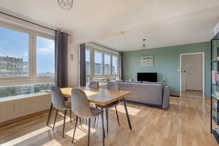 immo DAVID stelt voor: instapklaar appartement met prachtig uitzicht<br /><br />Ontdek dit schitterende, perfect onderhouden appartement van 60 m², gelegen op de 10e verdieping. Dankzij de grote raampartijen geniet u van een uitzonderlijke lichtinval, optimaal wooncomfort en een adembenemend, onbelemmerd uitzicht over de omgeving.<br /><br />De ruime leefruimte van 39 m² sluit aan op een aparte, gesloten keuken van 7 m². Zowel vanuit de woonkamer als vanaf het terras geniet u van een panoramisch uitzicht.<br /><br />De slaapkamer van 12 m² biedt alle rust en comfort. De badkamer is uitgerust met een ligbad en een enkele lavabo in een eigentijdse afwerking.<br /><br />Het zonnige terras van 8 m² vormt de ideale plek om te ontspannen en volop te genieten van het uitzicht.<br /><br />Het appartement beschikt over PVC-ramen met dubbele beglazing, goede isolatie, een EPC-score C, conforme elektriciteit en is volledig instapklaar.<br /><br />De ligging is uitstekend: vlak bij de Ring, het centrum van Brussel, het UZ Jette, scholen, openbaar vervoer, winkels, het Laarbeekbos en diverse fietsverbindingen.<br /><br />Een unieke opportuniteit voor wie op zoek is naar een lichtrijk, comfortabel appartement met een prachtig uitzicht, op een strategische locatie.