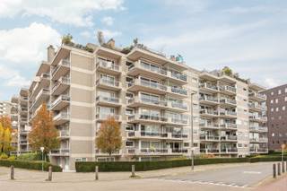 <p><span>BERCHEM - Fruithoflaan : Superbe penthouse avec 3 chambres, 2 salles de bains, 155 m² de terrasses et garage. Score PEB C.</span></p><p><span> </span></p><p><span>DESCRIPTION :</span></p><p><span> </span></p><p><span>Au dernier étage de cette résidence bien entretenue et élégante, vous découvrirez ce magnifique penthouse avec ses terrasses uniques.</span></p><p><span>Accès direct à l'appartement par l'ascenseur avec porte de sécurité. Hall d'entrée avec débarras.</span></p><p><span>Salon et salle à manger très spacieux et lumineux (environ 50 m²). </span></p><p><span>À l'avant, il donne sur une magnifique terrasse orientée sud d'environ 83 m² avec un auvent et, à l'arrière, sur une terrasse orientée ouest d'environ 72 m², chacune accessible par des baies vitrées coulissantes.</span></p><p><span>Cuisine entièrement équipée (environ 13 m²) avec placards et tous les appareils électroménagers.</span></p><p><span>Le hall de nuit donne accès à 3 chambres et 2 salles de bains :</span></p><p><span>À l'arrière, chambre principale (environ 15,5 m²) avec salle de bains attenante équipée d'une baignoire, d'un lavabo et de toilettes. Elle donne sur la terrasse arrière.</span></p><p><span>À l'avant, 2 chambres de 14,5 m² et 13,5 m² et une salle de douche avec toilettes.</span></p><p><span>Sur la terrasse à l'avant se trouve un débarras avec la chaudière individuelle.</span></p><p><span> </span></p><p><span>Débarras privé à côté de l'ascenseur au sous-sol.</span></p><p><span>Garage avec porte automatique à 45 000 €.</span></p><p><span> </span></p><p><span>PARTICULARITÉS :</span></p><p><span> </span></p><p><span>* Terrasses uniques d'une superficie totale d'environ 155 m²</span></p><p><span>* Magnifique luminosité</span></p><p><span>* Électricité conforme</span></p><p><span>* Très bien situé à proximité de tous les commerces, des axes routiers et des transports en commun</span></p><p><span>* Volets roulants électriques à l'arrière.</span></p><p><span>* Store à l'avant</span></p><p><span>* Frais mensuels d'environ 240 € (entretien, eau, électricité des parties communes, syndic, assurance et fonds de réserve)</span></p>