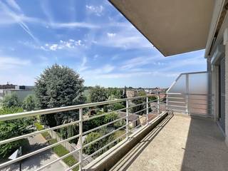 Ontdek dit appartement met 2 slaapkamers én 2 terrassen. Dit appartement is gelegen in de hoofdstraat van Aalter. Interesse om te wonen op deze unieke locatie? Lees dan zeker verder. <br /><br />LIGGING: <br />Het appartement is gelegen in het centrum van Aalter. Hier kan je genieten van de snelwegen die Aalter te bieden heeft richting Gent, Brugge en de kust. Horeca, winkels en de markt zijn vlakbij.<br /><br />INDELING: <br />Inkomhal met ingebouwde kasten - afzonderlijk toilet - 2 slaapkamers - badkamer met dubbele lavabo en bad met douchefuntie en toilet - wasplaats - ruime leefruimte - keuken voorzien van alle apparaten - 2 terrassen - ruime kelderbeging met opbergruimte - garagebox met opbergruimte.<br /><br />EXTRA INFO: <br />De verwarming is voorzien op gas.<br />Daarnaast beschikt het appartement ook over rolluiken, screens en gordijnen. <br />In de wasplaats is er reeds een wasmachine ter beschikking. <br />Het appartement is voorzien van lichtarmaturen.<br /><br />Het appartement is beschikbaar vanaf heden. <br />Er wordt naast de huurprijs nog € 55,00 syndicuskosten voorzien.<br /><br />BEZOEKAANVRAAG: <br />Interesse om dit appartement te bezoeken? Vraag dan zeker je bezoek aan via MijnHuurprofiel! Bekijk ook zeker de VR-tour die voorhanden is op de website van Dewaele!<br /><br />