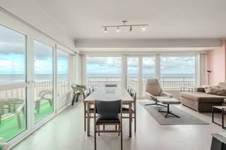 Lichtrijk hoekappartement te koop te Middelkerke, Zeedijk 269, op een toplocatie! Dit goed gelegen appartement beschikt over 2 slaapkamers en een aangenaam terras waar u geniet van prachtig frontaal zeezicht en zicht over het hinterland. U bevindt zich op de derde verdieping van de Residentie "Sun Beach" vlakbij winkels, openbaar vervoer, de Zeedijk, het casino en horeca.<br /><br />Indeling:<br />- inkomhall<br />- lichtrijke woonkamer (31m²) met aansluitend terras waar u geniet van uniek frontaal zeezicht <br />- open geïnstalleerde keuken<br />- badkamer met ligbad voorzien van douchestang en lavabo meubel<br />- apart toilet<br />- slaapkamer 1 (9m²)<br />- slaapkamer 2 (8m²) <br />- zonnig terras (5m²) met prachtig zicht op zee en over het hinterland<br /><br />Troeven:<br />- prachtig frontaal zeezicht<br />- Zuid-West gericht terras<br />- zeer lichtrijk appartement<br />- gunstig epc label<br />- toplocatie <br /><br />Bent u op zoek naar een instapklaar 2 slaapkamerappartement met frontaal zeezicht en terras te koop te Middelkerke? Aarzel niet en leg vandaag nog uw bezoek vast!<br /><br />Bestuursmaatregelen in het maatregelenregister: nee