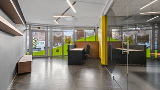 Welkom op de Grotstraat 1 bus 2 in As.<br /><br />Dit modern en instapklaar handelspand is gelegen op een top locatie te Niel-bij-As.<br />Het handelspand beschikt over een bruikbare oppervlakte van 174 m² en werd gebouwd in 2003<br /><br />De videoreportage kan u bekijken via volgende link: https://player.vimeo.com/video/1158327259<br /><br />Het huidige interieur werd ontworpen door Studio Segers (Raf Segers) en uitgevoerd door Stijven Interieurbouw in 2020.<br /><br />Het handelspand is geschikt voor diverse handels- en dienstverlenende activiteiten.<br />Ideaal voor onder meer een boekhouder, advocaat of ander vrij beroep.<br /><br />Samenstelling:
<ul>
	<li>Inkomhal</li>
	<li>Vergaderzaal</li>
	<li>Kantoorruimte</li>
	<li>Keuken</li>
	<li>Toilet</li>
	<li>Terras</li>
</ul>
Troeven van het handelspand<br />✔ Uitstekende EPC-score: label A<br />✔ Twee private laadpalen inbegrepen<br />✔ Voldoende parkeergelegenheden<br />✔ Vlotte bereikbaarheid<br />✔ Conforme stroomkeuring<br />✔ Verwarming en koeling via lucht/lucht-warmtepomp<br />✔ Aanvullend uitgerust met infraroodpanelen voor extra comfort in de tussenseizoenen<br />✔ Ventilatiesysteem type D (Vasco D275)<br />✔ Design LED-verlichting van Ledenlux<br /><br />Documenten<br />Het EPC-verslag, de elektrische keuring, het asbestattest  kan u eenvoudig downloaden in bijlage.<br /><br />Interesse in een bezichtiging?<br />Bel ons via 089 391 555 of mail naar info@frerevastgoed.be.<br /><br />* Opmetingen van de binnenmaten zijn indicatief en kunnen licht afwijken.<br /> 