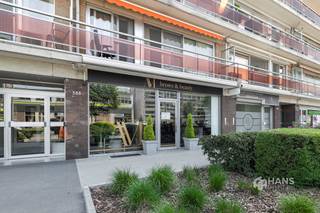 <p><span>Instapklaar handelsgelijkvloers (107 m²) in Deurne</span></p><p><span>Ben je op zoek naar een stijlvolle handelsruimte waar je onmiddellijk aan de slag kan? Dan is dit netjes gerenoveerd schoonheidssalon in Deurne precies wat je zoekt! Dit verzorgde pand is met oog voor kwaliteit en comfort ingericht en biedt vandaag reeds een goed draaiende uitvalsbasis voor schoonheids- en haarverzorging.</span></p><p><span>Bij het betreden van het pand kom je meteen terecht in de ruime en lichtrijke handelsruimte van maar liefst 60 m². Er ligt een onderhoudsvriendelijke tegelvloer en er zijn 2 kappersstoelen en 2 wastafels. Dankzij de kwalitatieve renovatie, airconditioning en praktische indeling geniet je hier van optimaal werkcomfort.</span></p><p><span>Verder beschikt het handelsgelijkvloers over een gastentoilet, een aparte keuken met kitchenette en een praktische berging. Achteraan bevinden zich 2 volledig ingerichte behandelkamers van respectievelijk 12 m² en 14 m² en ook staan er 2 kelderbergingen ter beschikking.</span></p><p><span>Extra interessant: momenteel wordt het pand onderverhuurd aan 4 zelfstandige schoonheidsspecialisten, goed voor een maandelijkse opbrengst van €1.860 incl. btw. De 2 privatieve parkeerplaatsen achteraan inbegrepen in de aankoopprijs, handig voor zowel personeel als cliënteel.</span></p><p><span>Ben je op zoek naar een instapklaar handelsgelijkvloers met uitstraling, rendement en privatieve parking? Mis deze unieke kans niet! Bewoonbare opp. 36 m² – ref.: bruto vloeropp. Voor meer info of een gratis schatting surf naar www.hansimmo.be</span></p><p><span> </span></p>