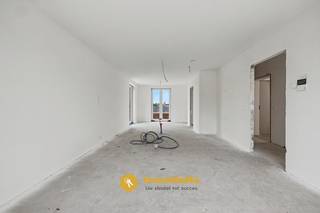 In het hart van het dorp Wachtebeke, in het stijlvolle nieuwbouwproject Onder den Toren, bevindt zich dit prachtig afgewerkte penthouse op de derde verdieping.<br /><br />Dankzij de centrale ligging geniet u van alle voorzieningen op wandelafstand: de wekelijkse zaterdagmarkt, dokter, bakker, winkels, scholen en nog veel meer. Het appartement beschikt over een bewoonbare oppervlakte van 105 m² en is praktisch ingedeeld met 2 slaapkamers. Ook heeft het appartement zijn eigen buiten terras, ideaal om in alle rust te genieten van de buitenlucht.<br /><br />De woning werd afgewerkt met hoogwaardige materialen en is uitgerust met moderne, energiezuinige technieken zoals:<br />-  Zonnepanelen<br />-  Geothermische warmtepomp<br />- Vloerverwarming<br />- Lift in het gebouw<br />- (BEN) EPC A<br />- Mogelijkheid aankoop nieuwbouw à 6% BTW<br /><br />Bij aankoop van één van de appartementen kan er optioneel nog een ondergrondse parkeerplaats en kelderberging (€27.000 totaal) worden aangekocht. Kortom, een instapklaar en energiezuinig appartement op een uitstekende locatie, ideaal voor wie comfortabel en centraal wil wonen.<br /><br />Interesse? Bel 0472/770919 of mail louise@immomamo.be