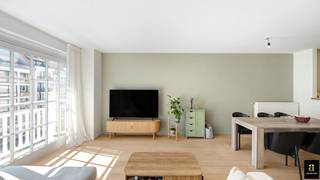<p>Dit centraal gelegen appartement bevindt zich op de Lippenslaan, tussen het station, het Zegemeer en het strand. Alle winkels en ontspanningsmogelijkheden liggen op wandelafstand.<br /><br />Indeling: inkomhal met vestiairekast, lichtrijke woonkamer met schuifraam naar een terras aan de straatzijde, open ingerichte keuken met alle toestellen, berging met aansluiting voor wasmachine en droogkast, gastentoilet, 2 ruime slaapkamers – telkens geschikt voor een dubbel bed – die via deurramen uitgeven op een westgericht achterterras. Elke slaapkamer beschikt over een eigen badkamer (bad of douche). In het gebouw is een ruime kelder aanwezig bij elk appartement.<br /><br />Optioneel kan een goed gelegen garagebox vlak om de hoek worden aangekocht.</p>