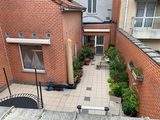 Uitzonderlijk grote woning met een bewoonbare oppervlakte van meer dan 280m² plus een zuidgericht terras van 58m².<br />Dit instapklare huis beschikt over 6 slaapkamers/bureau ruimtes, en is gelegen in het centrum van Heist, dichtbij alle winkels en op 100m van de Zeedijk.<br /><br />Geschikt voor verschillende doeleinden zoals vrij beroep (kantoor/praktijk ruimtes apart bereikbaar), B&B, kangoeroewoning of als zeer grote woonst...