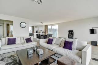 Gelegen op de 8e en 9e verdieping van een hedendaags en stijlvol gebouw in de prestigieuze residentie “Les Jardins de Woluwé”, biedt dit...