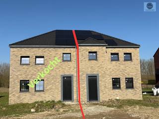 <p><span>SEMI-DETACHED</span></p><p><span>Guide price : 374.500 euro</span></p><p><span>This beautifully located fully finished house/equipment of your choice within this price on +~ 5 ares of land is located a stone's throw from the vacation park De Gavers.</span></p><p><span>On the first floor there is an entrance hall with toilet and access through the glass door to the bright living room and open kitchen with quality appliances.</span></p><p><span>Behind the kitchen there is a storage room.</span></p><p><span>On the 1st floor there are 3 spacious bedrooms and a nice bathroom with walk-in shower.</span></p><p><span>There is also a spacious attic.</span></p><p><span>Behind the house there is a nice garden overlooking the green area.</span></p><p><span>The house is finished on delivery and is subject to 21% VAT</span></p><p><span>Very favorable E level so the first 5 years no KI has to be paid.</span></p><p><span>Utilities 5000 euro + VAT.</span></p><p><span> </span></p><p><span>For info or visit call 0475/51.40.73 or send an email to info@svena.be</span></p><p><span> </span></p><p><span>These details are for information only and we cannot be held responsible for any inaccuracies.</span></p><p><span>The habitable area is only indicative.</span></p>