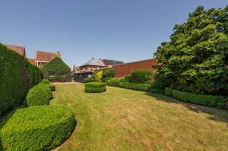 Deze woning is gelegen te Dentergem met name in de Markegemsesteenweg 42 op een perceel grond van maar liefst 1.190 m². De woonst beschikt over een bewoonbare oppervlakte van 177 m². Dit alles op wandelafstand van bakker, slager, school, openbaar vervoer, enz...<br /><br />PLUSPUNTEN:<br />* GUNSTIGE CENTRALE LIGGING<br />* RUIM PERCEEL GROND 1.190 m²<br />* EIGENDOM MET VEEL POTENTIEEL <br />* GOEDE STAAT VAN ONDERHOUD <br /><br />INTERIEUR:<br />U komt binnen via de inkomhal met direct toegang tot de leefruimte (30 m²) met zit- en eethoek, verder is er de aparte leefkeuken 17 m² (kookplaat | dampkap | oven | spoelbak) met aansluitend de achterinkom met wasruimte en apart toilet.<br />Het verdiep omvat 3 slaapkamers (12,50 m² | 10 m² | 5 m²) en de ingerichte badkamer (ligbad | lavabo).<br />Tot slot is er nog de zolderverdieping bestaande uit betonconstructie, te betreden via een vouwtrap/mogelijkheid tot plaatsen vaste trap. <br /><br />EXTERIEUR:<br />De woning is voorzien van een ruime aangelegde tuin met achterliggend perceel grond samen goed voor maar liefst 900 m². Er is parkeergelegenheid op eigen terrein voor 3 wagens alsook een vrijstaande garage (18 m²). Tevens beschikt je over diverse bergingen.