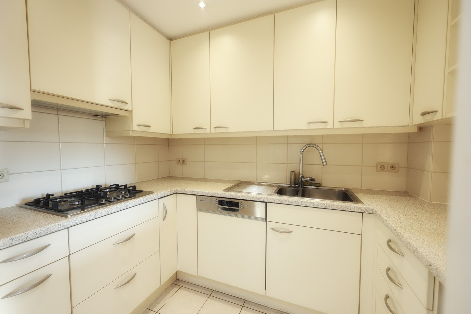 Zonnig appartement met 1 slaapkamer nabij de Zeedijk te Oostende ! - foto 4