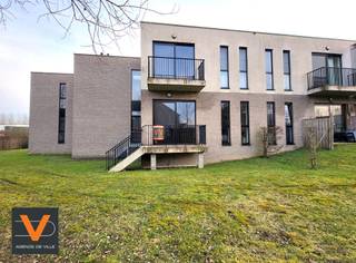 BEZOEKDAG OP AFSPRAAK 0488/85.81.84
Prachtige erkende assistentiewoning van 74m² met zonnig terras en gemeenschappelijk tuin, veel lichtinval! HUURPRIJS 25€/ dag + 7.24€/dag zorg en ondersteuning. Gelegen op het gelijkvloers. Via een inkomhal van 5m² komen we in de leefruimte van 31m², open keuken met elektrisch kookfornuis, dampkap, oven, koelkast en vaatwasmachine, toestellen van Zanussi. Er is één ruime slaapkamer van 15m². Badkamer 6m² met lavabomeubel, douche en toilet. Berging 4m². Elektriciteit CONFORM. Vrije staanplaatsen vooraan het gebouw. Gemeenschappelijke zitruimte en groot terras met tafels en stoelen (vrij te gebruiken). Gelegen op wandelafstand van het station en winkels. Interesse bel 0488/85.81.84