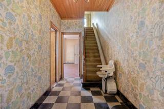 Prachtige jaren '50 architectuur! ...<br /><br />Via de inkom is er toegang tot zowel het eerste deel van de leefruimte als naar het tweede deel van dezelfde plaats. De vele grote ramen zorgen hier voor heel veel lichtinval. Aansluitend ligt de keuken met apart gastentoilet, technische berging en de kelder hierop volgend.<br />Naast de woning is een lange oprit naar de grote achterliggende garage. Een klein tuintje met terras maakt de indeling op het gelijkvloers compleet!<br /><br />Op de eerste verdieping waren oorspronkelijk twee grote slaapkamers, waarbij 1 kamer is opgedeeld in middelmatige kamers. een badkamer vervolledigt de indeling op dit verdiep. <br />Via een vaste trap komen we op de tweede verdieping waar de zolderruimte extra mogelijkheden biedt naar indeling van extra (slaap)kamers.<br /><br />Deze woning is volledig te renoveren, maar omdat de stijl overal is bewaard, kan dit opnieuw een pareltje in Emelgem worden!