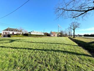 Bent u op zoek naar een unieke locatie om uw droomvilla te realiseren? Dan is deze prachtig gelegen bouwgrond van 825 m² te Vichte precies wat u zoekt!<br /><br />Deze ruime en zonnige bouwgrond biedt tal van mogelijkheden voor het bouwen van een vrijstaande woning met alle comfort en privacy. Dankzij de uitstekende ligging combineert u de rust van het landelijke leven met de nabijheid van scholen, winkels, openbaar vervoer en belangrijke invalswegen.<br /><br />Troeven van deze bouwgrond:<br />Royale oppervlakte van 825 m²<br />Gelegen in een aangename en groene woonomgeving<br />Perfect geschikt voor villabouw<br />Goede oriëntatie en bebouwingsmogelijkheden<br />Nabij het centrum van Vichte en op korte afstand van Waregem, Deerlijk en de E17<br />Bouw hier de woning die u altijd al voor ogen had, met ruimte voor een grote tuin, een zwembad of een stijlvolle oprit.<br /><br />Interesse?<br />Contacteer ons vandaag nog voor meer informatie of een plaatsbezoek. Laat deze unieke kans niet aan u voorbijgaan!