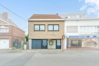 <p>Appartement in Gent met garage, ruim terras en mogelijkheid tot 3 slaapkamers.</p>
<p>Dit appartement in Gent biedt een praktische indeling en een centrale ligging nabij scholen, openbaar vervoer, het station en belangrijke invalswegen. De ruime leefruimte en het aangename terras zorgen voor extra wooncomfort, terwijl de garage een grote meerwaarde biedt in de stad. Dankzij de flexibele indeling is er mogelijkheid om tot 3 slaapkamers te voorzien, ideaal voor gezinnen, koppels of wie extra ruimte zoekt voor een bureau of hobbykamer. De ligging in een sociale en levendige omgeving nabij parken maakt dit appartement extra aantrekkelijk. Een interessante opportuniteit voor wie comfortabel wil wonen in Gent.</p>
<p> </p>
<p>Belangrijkste ruimtes:<br />• Ruime woonkamer (26 m²) met veel lichtinval<br />• Keuken (16 m²) met kasten en toestellen<br />• Slaapkamer (15 m²)<br />• Grote multifunctionele ruimte met mogelijkheid tot extra slaapkamer(s)<br />• Slaapkamer (11,5 m²)<br />• Badkamer (6,5 m²) met douche en ligbad<br />• Apart toilet met handenwasser<br />• Terras (25,4 m²) met ruimte om buiten te genieten<br />• Garage (19,1 m²) met automatische garagepoort</p>
<p>Troeven:<br />• Garage inbegrepen<br />• Mogelijkheid tot 3 slaapkamers<br />• Ruim terras van 25,4 m²</p>
<p> </p>
<p>Neem vandaag nog contact op voor een bezoek.</p>
<p>JOUW DROOMAPPARTEMENT. ZO GEVONDEN!</p>
