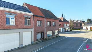 Bij ImmoFusion 7/7 “open huis”: klik op onze 3D-RONDLEIDING.<br />Ervaar vastgoed alsof je er zelf doorloopt en ontdek deze woning via de virtuele tour!<br /><br />Woning te renoveren met veel mogelijkheden in Ham!<br /><br />De woning is momenteel ingedeeld met meerdere slaapkamers en ruime leefruimtes, maar dient grondig gerenoveerd of eventueel heropgebouwd te worden. Hierdoor is dit eigendom bijzonder geschikt voor investeerders, projectontwikkelaars of particulieren die hun eigen woonproject wensen te realiseren.<br /><br />Het pand wordt verkocht als renovatieproject of projectgrond met bestaande constructie (onder voorbehoud van stedenbouwkundige voorschriften). Mits de nodige vergunningen biedt dit perceel interessante mogelijkheden voor herontwikkeling.<br /><br />Dankzij de gunstige ligging bevinden winkels, scholen en belangrijke verbindingswegen zich in de onmiddellijke omgeving.<br />Pluspunten:<br /><br />- Centrale ligging in Ham-<br />- Ruime bewoonbare oppervlakte<br />- Tal van renovatie- of bouwmogelijkheden<br />- Interessant voor investeerders of projectontwikkeling<br /><br /><span>Maatregelen opgenomen in het Maatregelenregister: nee</span><br /><br />Voor een bezichtiging ter plaatse of meer info, bel ons op 078/78.78.70, of kom gewoon binnen op ons kantoor, steeds welkom!