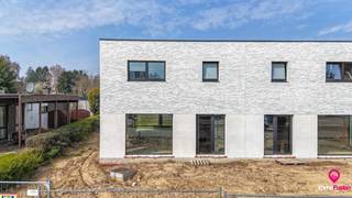 Moderne halfopen nieuwbouwwoning in ruwbouw (wind- en waterdicht) met 3 slaapkamers op toplocatie!<br /><br />Bent u op zoek naar een moderne woning die u nog volledig naar eigen smaak kan afwerken? Deze strakke halfopen nieuwbouwwoning in ruwbouwafwerking (wind- en waterdicht) biedt een uitstekende basis voor uw toekomstige thuis.<br /><br />De woning is gelegen op een perceel van 3,30 are met een straatbreedte van 10,5 meter en geniet van een bijzonder gunstige ligging. U bevindt zich op korte afstand van het centrum van Zolder, Houthalen en Zonhoven met bovendien een vlotte verbinding naar de autosnelwegen E313 en E314.<br /><br />Met een bruto bewoonbare oppervlakte van 167 m² werd deze woning praktisch en doordacht ingedeeld, met oog voor ruimte en comfort.<br /><br />Via de inkomhal betreedt u de woning, waar zich tevens een gastentoilet bevindt. Vanuit de hal komt u in de ruime en lichtrijke leefruimte, die voldoende plaats biedt voor een gezellige zithoek en een eetkamer. Aansluitend bevindt zich de open keuken, die in directe verbinding staat met de leefruimte en zicht biedt op de tuin. Naast de keuken is er een grote, praktische berging voorzien. Vanuit de leefruimte heeft u toegang tot de trap die naar de eerste verdieping leidt.<br /><br />De nachthal geeft toegang tot drie volwaardige slaapkamers. Verder bevindt zich op deze verdieping een badkamer, een aparte toiletruimte en een extra berging, wat zorgt voor bijkomend comfort en praktische opbergruimte.<br /><br />Het perceel wordt vlak opgeleverd en is meteen klaar voor de aanleg van een tuin naar eigen wens.<br /><br />Pluspunten:<br />- Moderne en strakke architectuur;<br />- Zeer degelijke constructie;<br />- Bewoonbare oppervlakte van 167 m²;<br />- Ruime en aangename leefruimte!<br />- 3 slaapkamers!<br />- Triple beglazing!<br />- Extra bergruimte op de verdieping;<br />- Centrale en vlot bereikbare ligging;<br />- Regenwaterput aanwezig;<br />- Aankoop volledig aan 12% registratierechten.<br /><br />Samenwerken met deze bouwheer staat garant voor kwaliteit, duidelijke afspraken en een betrouwbare afwerking.<br /><br />Voor een bezichtiging ter plaatse of meer info, bel ons op 078/78.78.70, of kom gewoon binnen op ons kantoor, steeds welkom!