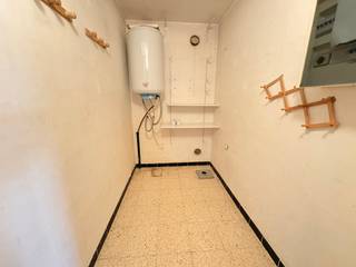 [[ DIT PAND NEEMT DEEL AAN DE ERA OPEN HUIZEN DAG OP 19/9 VAN 14:30 TOT 15:30 ]]
<p>Op zoek naar een aantrekkelijk appartement met 2 slaapkamers, veel lichtinval en maar liefst 2 terrassen? Dit ruime appartement op de vierde verdieping biedt een aangename combinatie van comfort, ruimte en een uitstekende ligging.</p>

<p><br /><strong>Indeling</strong>: Bij het binnenkomen beschikt het appartement over een inkomhal die toegang geeft tot de verschillende leefruimtes. De ruime en lichtrijke living vormt het hart van de woning en biedt rechtstreeks toegang tot een gezellig terras.</p>

<p>De keuken is praktisch ingericht en beschikt aansluitend over een extra berging. Vanuit de keuken is er bovendien toegang tot een tweede terras, waardoor je op verschillende momenten van de dag optimaal van het buitenleven kunt genieten.</p>

<p>Verder beschikt het appartement over 2 volwaardige slaapkamers, een badkamer en een handige berging.</p>

<h3>Troeven</h3>

<ul><li>2 slaapkamers</li><li>2 terrassen</li><li>Ruime en lichtrijke leefruimte</li><li>Praktische keuken met extra berging</li><li>Handige aparte berging</li><li>Gelegen op de 4de verdieping</li><li>Nabij winkels, scholen en dagelijkse voorzieningen</li><li>Mogelijkheid tot aankoop van een <strong>staanplaats voor €15.000</strong></li></ul>

<p>Een interessante opportuniteit voor wie op zoek is naar een ruim appartement met veel potentieel, zowel als eigen woonst als investering.</p>