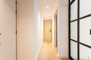<strong>MAAK EEN AFSPRAAK VOOR HET BEZOEKMOMENT - 0488 98 13 30 OF jens@immoboss.be </strong><br /><br />Dit centraal gelegen en energiezuinige triplex-appartement bevindt zich pal in het stadscentrum van Ronse, naast de Sint-Martinuskerk en op wandelafstand van zowel de Grote Markt als het station. De woning maakt deel uit van de kleinschalige residentie “Au Soulier d’Or” (zonder lift).<br /><br />Indeling: (toegang appartement ligt op het gelijkvloers)<br />inkomhal met apart toilet en badkamer met inloopdouche, de 1ste slaapkamer, lichtrijke salon, volledig geïnstalleerde keuken met aansluitende berging, eetplaats met directe toegang tot het terras en het gezellige tuintje.<br />Verdieping: 2 slaapkamers, nachthall en apart toilet met bergingsmogelijkheid. <br />Bij komende ondergrondse privé kelderberging aanwezig. <br /><br /><strong>Ruime bewoonbare oppervlakte (132m2) <br />Aangename tuin met terras, zuidwest georiënteerd<br />Gemeenschappelijke fietsenberging<br />Privékelder met elektriciteitsaansluiting<br />Energiezuinig E-peil 49 - LABEL A<br />Goede ligging in het centrum <br />Verkoop onder REGISTRATIE RECHTEN<br />Ideaal voor mensen die de voordelen van woning en appartement willen combineren. </strong><br /><br />Er werden drie AI-gegenereerde foto's toegevoegd om een mogelijke bemeubelde inrichting van de woonst te illustreren.<br /><br />Bel Jens voor meer info 0488 98 13 30 of jens@immoboss.be <br />