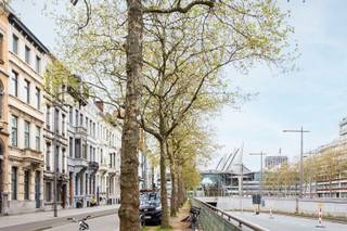 Gelegen op een absolute toplocatie op één van de meest gegeerde delen van de vernieuwde Antwerpse Leien, vinden we deze karaktervolle en ruime woning met hoge plafonds en prachtige sierlijsten die zorgen voor een authentieke uitstraling. Dankzij de nabijheid van het bruisende Zuid en het Justitiepaleis, evenals de vlotte verbinding met belangrijke in- en uitvalswegen, geniet u hier van een uitstekende bereikbaarheid.<br /><br />De woning beschikt over een zeer ruime ondergrondse kelder en biedt tal van mogelijkheden, zowel voor eigen bewoning als voor een interessante investering (momenteel verhuurd).<br /><br />Op het gelijkvloers bevinden zich twee slaapkamers, een apart toilet en twee bergingen. Verder vinden we hier ook een aangename tuin waar u tot rust kan komen midden in de Stad. Op de tussenverdieping is er een extra slaapkamer met apart toilet.<br /><br />De eerste verdieping omvat een lichtrijke woonkamer op parket met grote raampartijen, aansluitend een keuken en een gezellig terras. Tussen de eerste en tweede verdieping is er een extra werkruimte.<br /><br />Op de tweede verdieping bevinden zich een badkamer met dubbele lavabo, ligbad en toilet, evenals twee slaapkamers met planchévloeren. De derde verdieping biedt nog twee slaapkamers en een tweede badkamer met douche, lavabo en toilet.<br /><br />Tot slot is er nog een zolder, geschikt als extra kamer of polyvalente ruimte.<br /><br />De woning beschikt over maar liefst 6 slaapkamers en 2 badkamers, ideaal voor grote gezinnen of als investering.<br /><br />P-score &amp; G-score: C<br />EPC: 340 kWh/m²<br />stedenbouwkundige inlichtingen in aanvraag