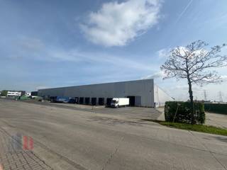 <strong>Logistiek bedrijfsgebouw</strong> bestaande uit een magazijn (7.663 m²) in combinatie met kantoren (1.151 m²) te huur in Zele. Uitstekend gelegen in de industriezone van Zele op amper 850 m van de bedrijvige Europalaan (N47) en op drie minuten van de E17 Kortrijk-Gent-Antwerpen.<br /><br />De loods met een <strong>vrije hoogte van 8,5 m</strong> is toegankelijk via een sectionale poort en <strong>8 laadkades</strong>. Verder is de unit voorzien van de nodige elektrische voorzieningen, verlichting, lichtstraat en polybetonvloer. Tevens aanwezigheid van instapklare en lichtrijke kantoren. Ruime parkeer- en manoeuvreerruimte voorzien op het terrein. <strong>Onmiddellijk beschikbaar</strong>. Tevens mogelijkheid tot (bij)huren van een logistiek magazijn van 4.654 m².<br /><br />Contacteer PANORAMA voor bijkomende inlichtingen, plannen of een vrijblijvend plaatsbezoek 09 225 09 09. 