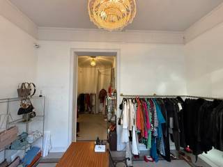 <strong>Prachtige handelsruimte in hartje Antwerpen! </strong><br /><br />Deze handelsruimte (ca. 60m²) is gelegen op de Mechelsesteenweg, om de hoek van de Britselei. <br /><br />Het gelijkvloers leent zich er perfect toe om een mooie klassieke zaak uit te baten. De -1 verdieping is ideaal als kantoorruimte of stockageruimte. <br /><br />Geen horeca!
