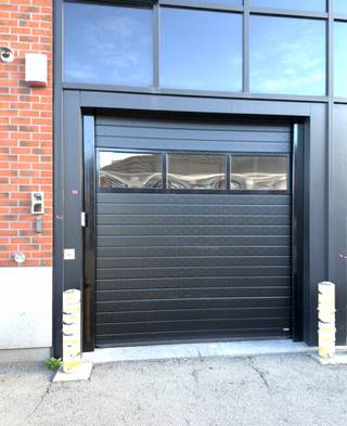 * 257 m² aangename kantoorruimte op de begane grond.* 100 m² multifunctioneel magazijn + 8 parkeerplaatsen inbegrepen!Het kantoor is zeer goed...