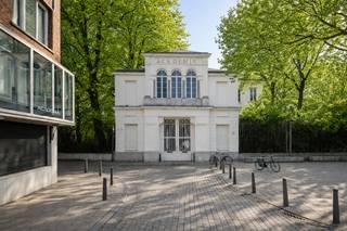 Bekijk alvast het grondplan, gunstig EPC en conforme elektrische keuring via de Wellimmo-site<br /><br />Recht tegenover de Koninklijke Academie voor Schone Kunsten bevindt zich dit recente gelijkvloers appartement van ca. 92 m² + terras, gelegen in Residentie Academie — een prestigieus woonproject dat perfect aansluit bij de ziel van de stad. Hier komen kunst, architectuur en stadsleven samen, terwijl je thuis geniet van rust, ruimte en groen, midden in het historische centrum. Een unieke combinatie die zelden wordt aangeboden.<br /><br />De leefruimte sluit naadloos aan op het privatief terras, dat overgaat in een prachtig aangelegde gemeenschappelijke binnentuin — een absolute meerwaarde op deze locatie.<br />De keuken is volledig uitgerust en praktisch geïntegreerd aan de leefruimte op parketvloer.<br />Het appartement beschikt over twee slaapkamers, aangevuld met een aparte dressing die ook perfect kan dienen als bureau of werkruimte. Eén van de slaapkamers grenst aan een groene patio, wat zorgt voor een bijzonder aangename sfeer.<br />Verder zijn er een badkamer met ligbad en douche, een afzonderlijk toilet en wasplaats en een comfortabele, doordachte indeling met kwalitatieve afwerking.<br /><br />Een privatieve kelderberging is inbegrepen en er is een optionele ondergrondse parkeerplaats (35.000€) beschikbaar aan . Het gebouw is recent en het appartement beschikt over een gunstig EPC en conforme elektriciteit.<br />Momenteel is het appartement verhuurd, wat het pand ook interessant maakt als investering.<br /><br />De maandelijkse kosten bedragen +-150€, inclusief onderhoud en gebruik van de gemeenschappelijke delen en de binnentuin, de syndicus, lift en de blokpolis.<br /><br />Residentie Academie is een ode aan elegant wonen, op een uitzonderlijke locatie in het oude stadshart, op wandelafstand van het Eilandje, musea, horeca, winkels en alle troeven die Antwerpen zo aantrekkelijk maken.<br /><br />Voor meer info of een bezichtiging: 03/225 00 68 of info@wellimmo.net