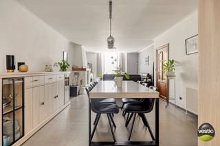 Deze charmante open bebouwing is gelegen aan de Joris van Oostenrijkstraat 17 in Kuringen, een absolute toplocatie op wandelafstand van winkels, scholen en openbaar vervoer. Bovendien bevindt het centrum van Hasselt zich op slechts enkele minuten en geniet u van een vlotte verbinding met de E313 en E314.<br /><br />De woning is gelegen op een perceel van 3 are 51 centiare en beschikt over een bewoonbare oppervlakte van ongeveer 170 m². Dankzij de doordachte indeling, de ruime leefruimte en de uitbreidingsmogelijkheden is dit de ideale gezinswoning.<br /><br />Via de ruime inkomhal komt u terecht in de ruime leefruimte van maar liefst 36 m². De gezellige woonkamer, voorzien van een sfeervolle flamcassette, sluit naadloos aan op de open, volledig geïnstalleerde keuken. Van hieruit heeft u rechtstreeks toegang tot het terras en de gezellige tuin. Verder beschikt het gelijkvloers over een praktische berging/wasplaats en een apart gastentoilet. De volledige benedenverdieping werd afgewerkt met een stijlvolle, moderne tegelvloer van 80 x 80 cm, wat zorgt voor een strakke en tijdloze uitstraling.<br /><br />Op de eerste verdieping bevinden zich drie slaapkamers. De twee slaapkamers aan de voorzijde worden momenteel gescheiden door een gyprocwand, waardoor ze desgewenst eenvoudig kunnen worden samengevoegd tot één bijzonder ruime slaapkamer. De badkamer is uitgerust met een ligbad, een recent vernieuwde inloopdouche, een wastafel en een toilet.<br /><br />Via een vaste trap bereikt u de zolderverdieping. Deze werd geïsoleerd met 6 cm MW-isolatie en voorzien van een Velux-dakraam. De leidingen voor elektriciteit en verwarming werden reeds tot op deze verdieping gebracht, zodat de ruimte mits verdere afwerking eenvoudig kan worden ingericht als een extra slaapkamer, bureau of hobbyruimte.<br /><br />In 2018 werd er nog een energiezuinige Vaillant condenserende combi-gaswandketel geplaatst.<br /><br />Buiten geniet u van een aangename tuin naast en achter de woning, een garagebox en een praktisch tuinhuis en een extra berging.<br /><br />Troeven van deze woning:<br />+ Instapklare open bebouwing<br />+ Rustige ligging in het centrum van Kuringen<br />+ Tegenover de Stedelijke Basisschool van Kuringen<br />+ Op enkele minuten van Hasselt en de autosnelwegen<br />+ Gezellige tuin met terras<br />+ Garagebox en tuinhuis<br />+ Geïsoleerde zolder met uitbreidingsmogelijkheden<br />+ Condenserende Vaillant-ketel (2018)<br />+ Dak reeds geïsoleerd<br /><br />Bent u op zoek naar een instapklare gezinswoning met een uitstekende ligging en uitbreidingsmogelijkheden? Neem dan gerust contact op met Stephanie Odeurs via stephanie@vestio.com of 0474 73 64 84 voor een bezoek.